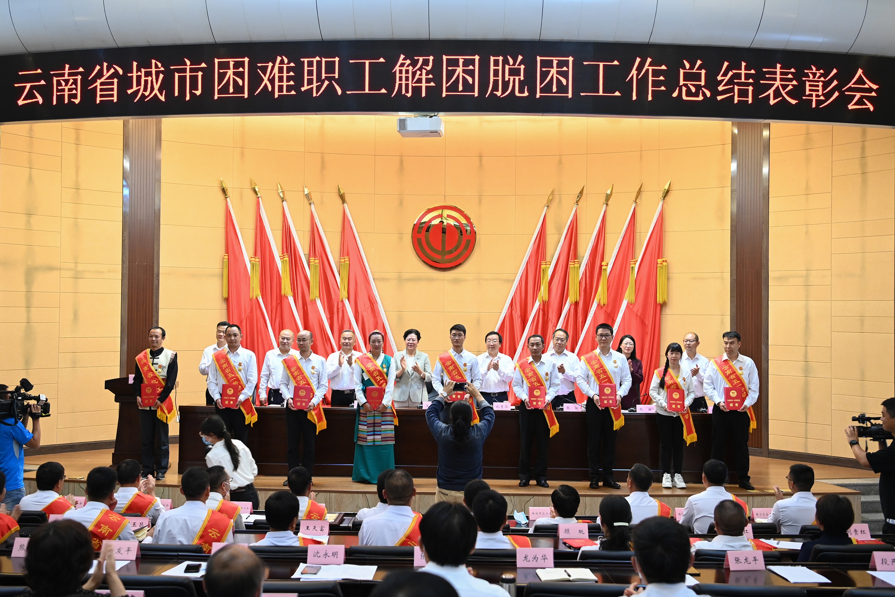 【創(chuàng)先爭優(yōu)】公司年輕副總經(jīng)理龍為華榮獲 云南省五一勞動(dòng)獎(jiǎng)?wù)?>
						</div>
						<div   id=