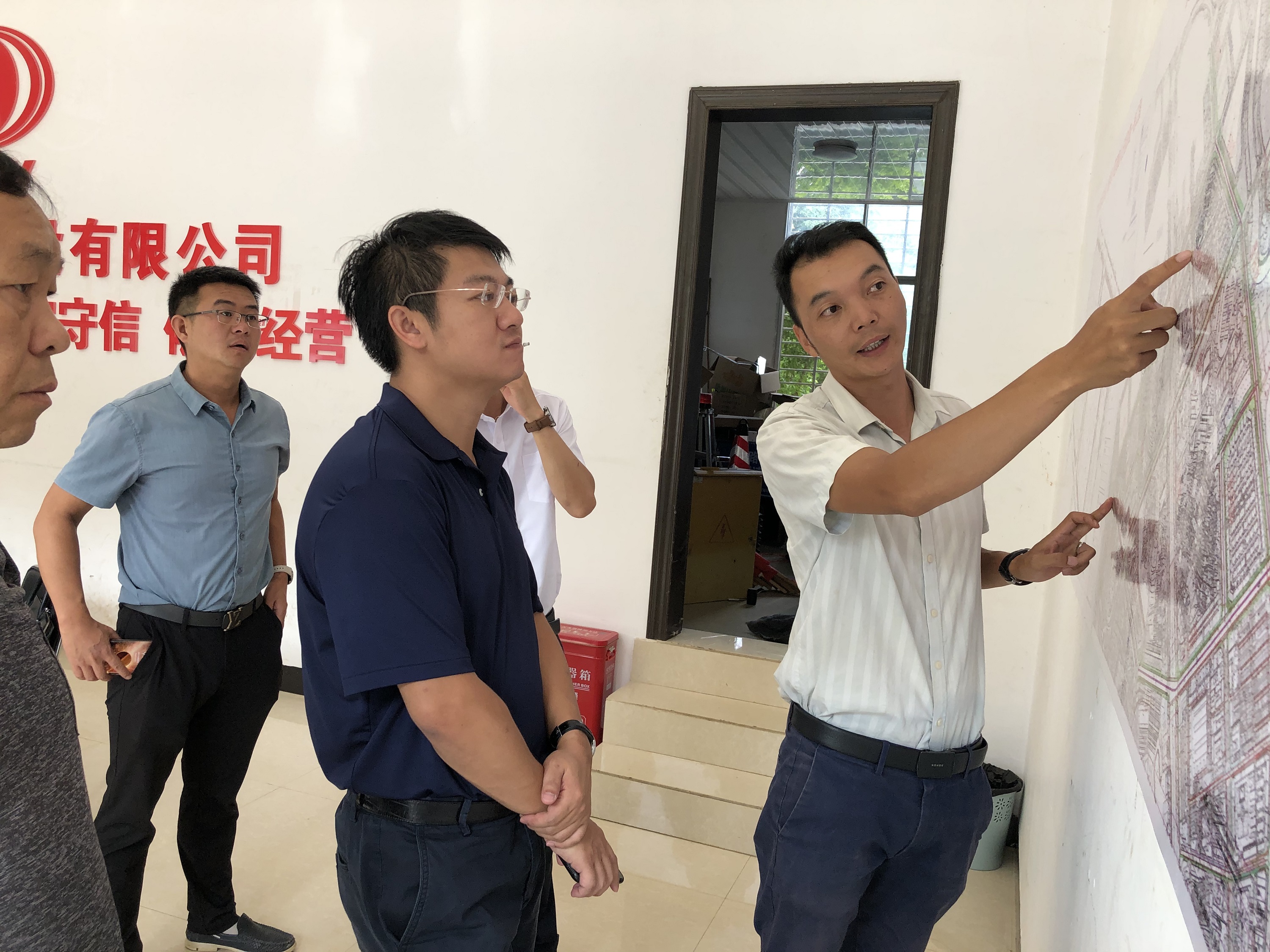 【我為群眾辦實事】萬向遵一行調研文山市城區(qū)老舊路面改造項目