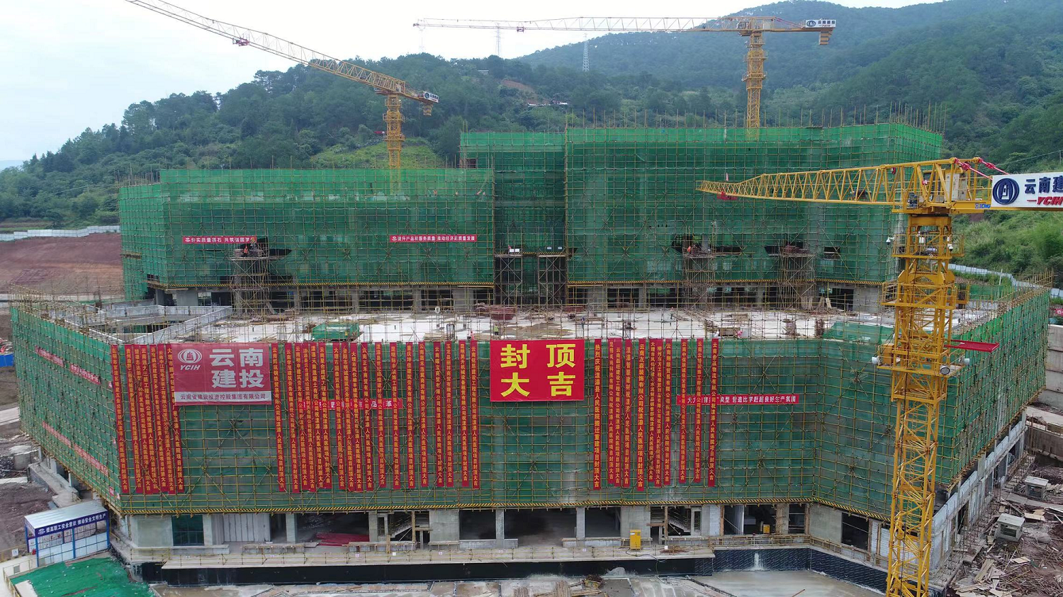 【項(xiàng)目紀(jì)實(shí)】戰(zhàn)高溫、斗酷暑—— 漾濞縣人民醫(yī)院搬遷重建項(xiàng)目順利封頂