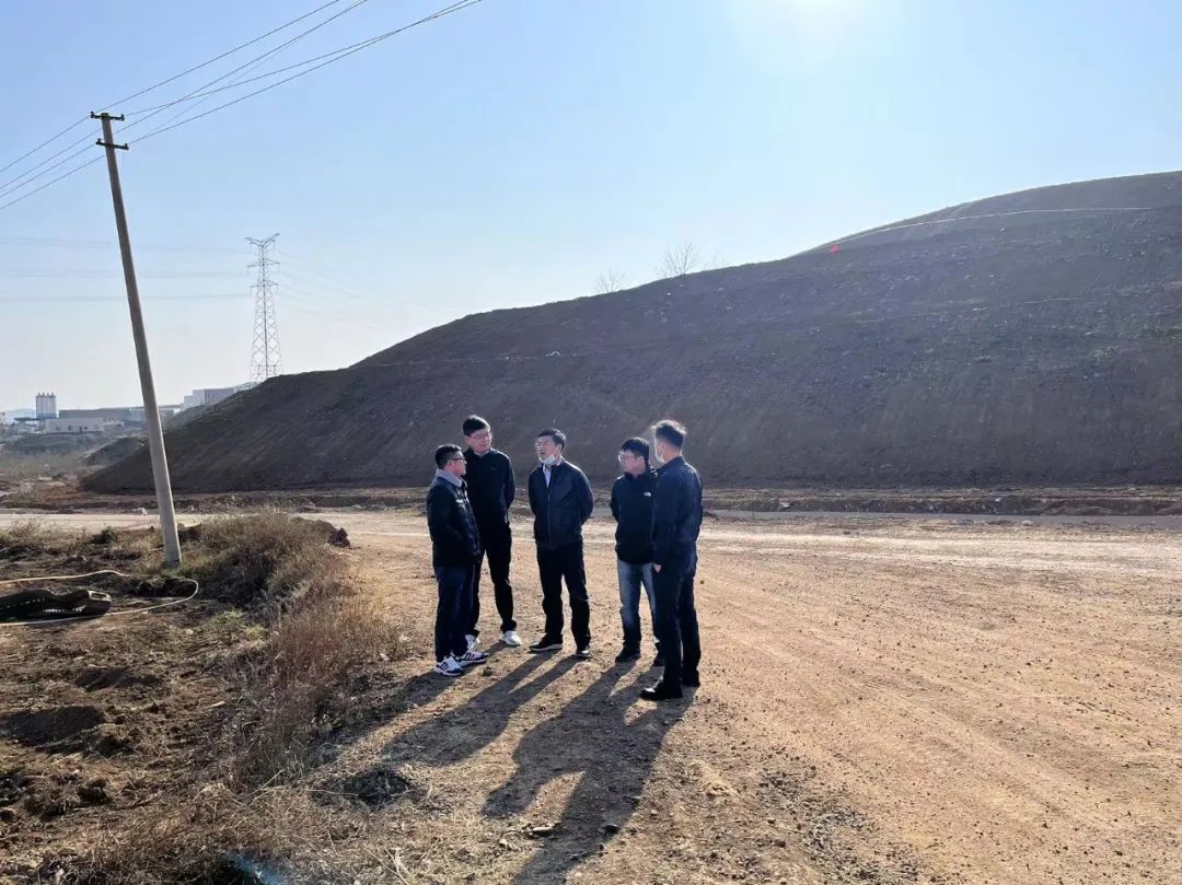 【貫徹一線工作法】萬向遵一行到云南昭通光伏高透基材項目土石方及強夯工程調(diào)研