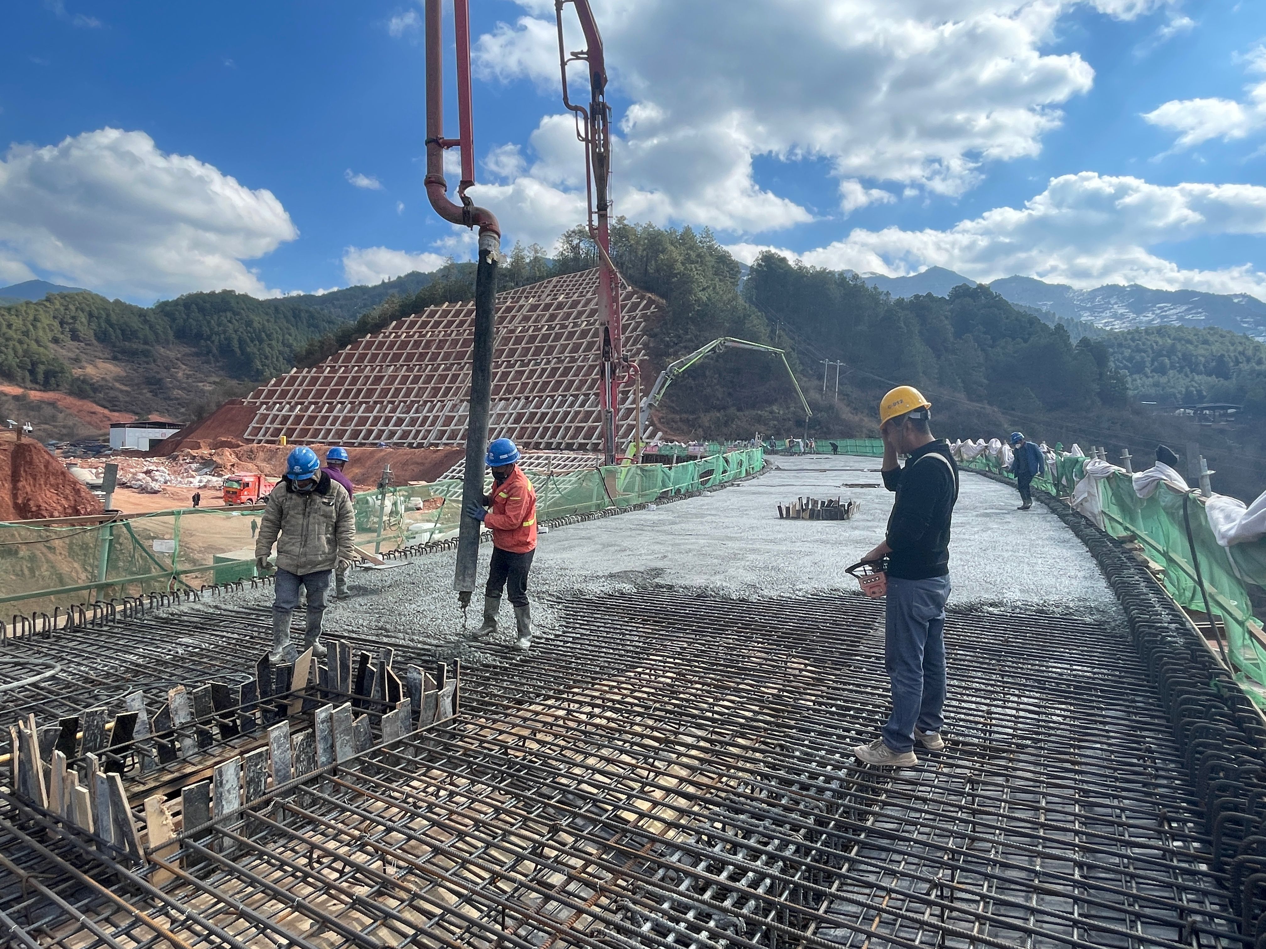 【項目動態(tài)】云蘭高速土建十七分部現(xiàn)澆箱梁全部施工完成