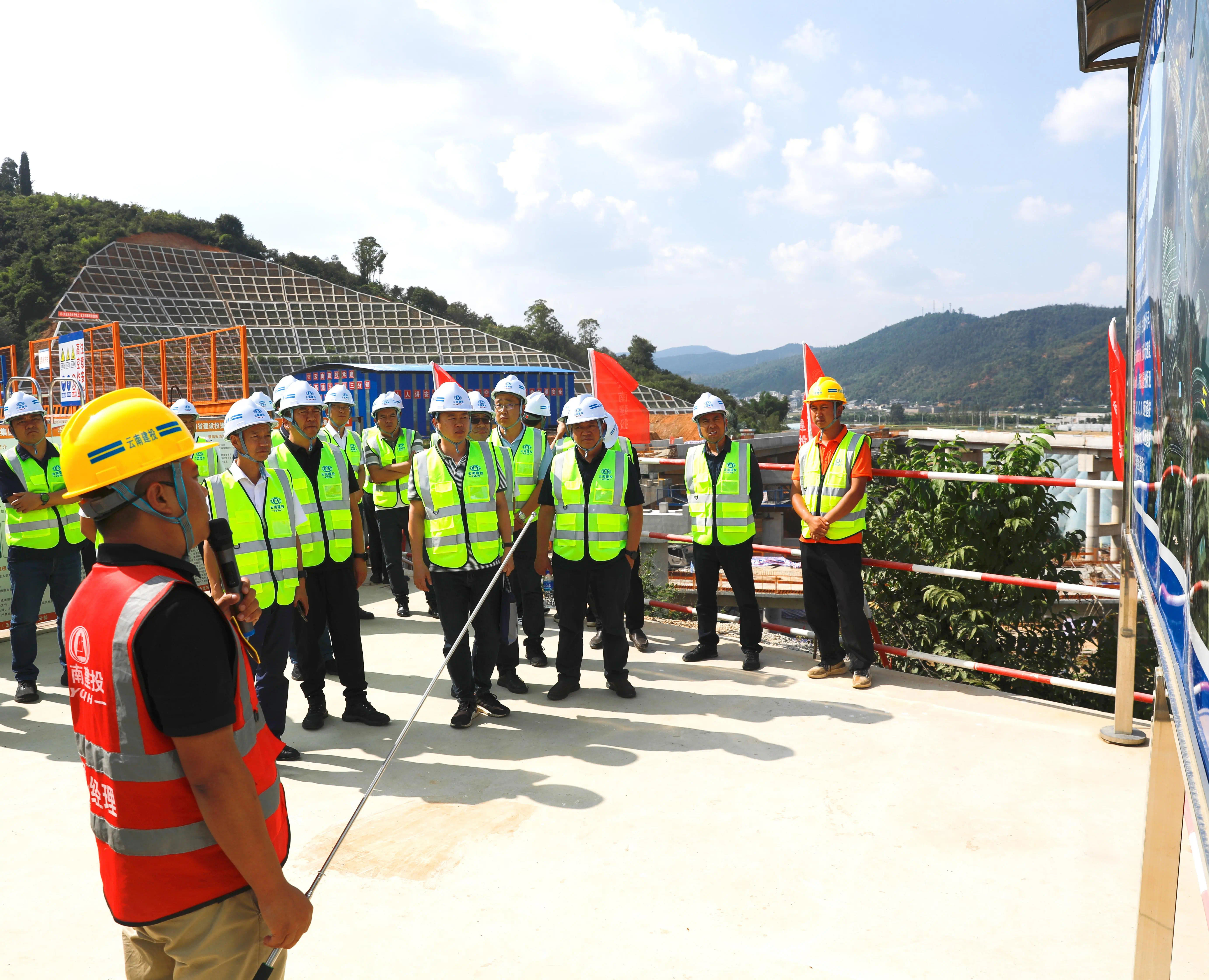 【公司要聞】基投公司到公司峨石紅高速（玉溪段）三分部觀摩學(xué)習(xí)