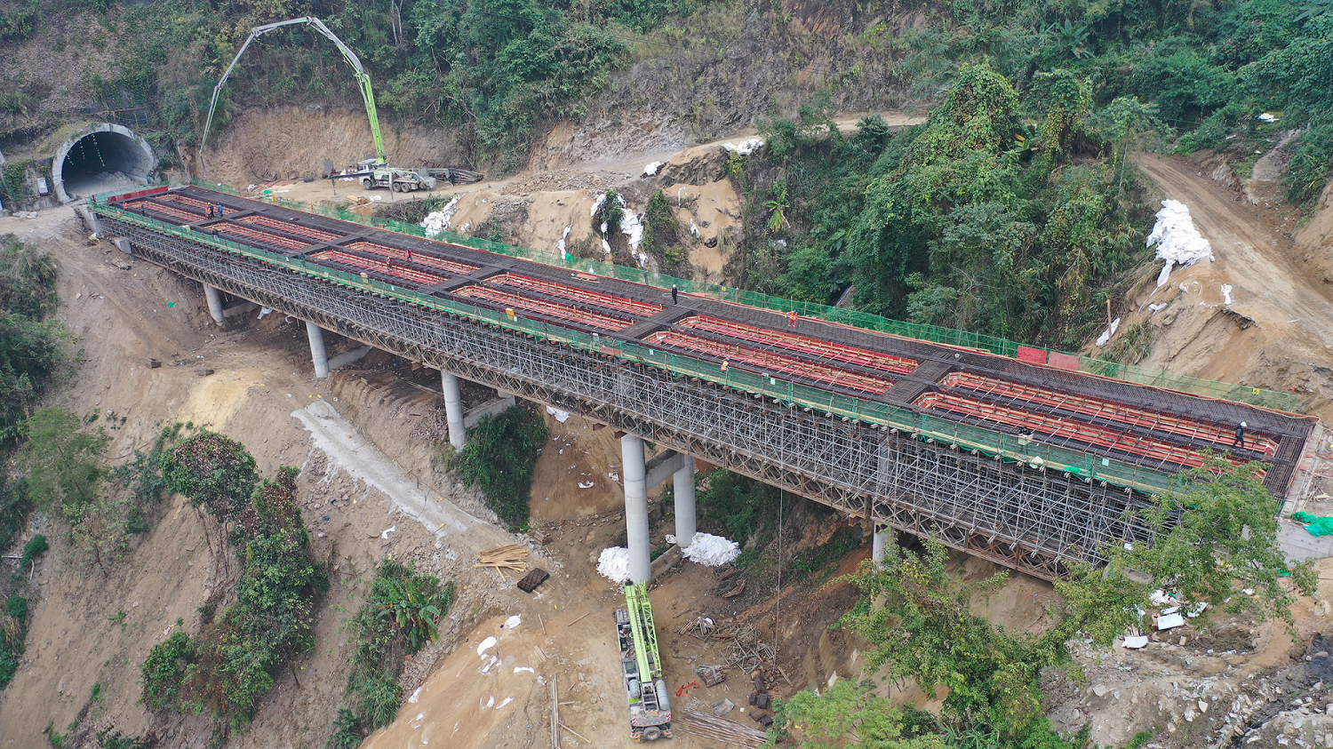 【項(xiàng)目動態(tài)】元綠高速土建五分部紅莫3號大橋左幅現(xiàn)澆箱梁第一次混凝土順利澆筑