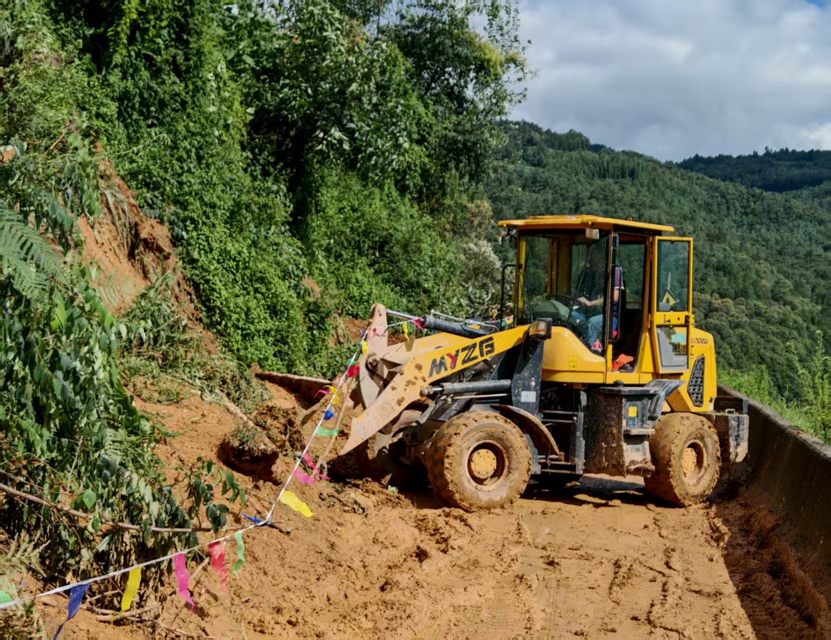 【一線資訊】黃龍水庫(kù)擴(kuò)建工程施工項(xiàng)目協(xié)助阿子營(yíng)街道辦事處開(kāi)展山體滑坡應(yīng)急搶險(xiǎn)